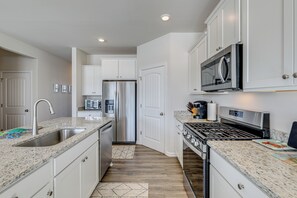 Fridge, microwave, stovetop, dishwasher - Shuttle to the Beach! Spacious Home in Millville (Millville)