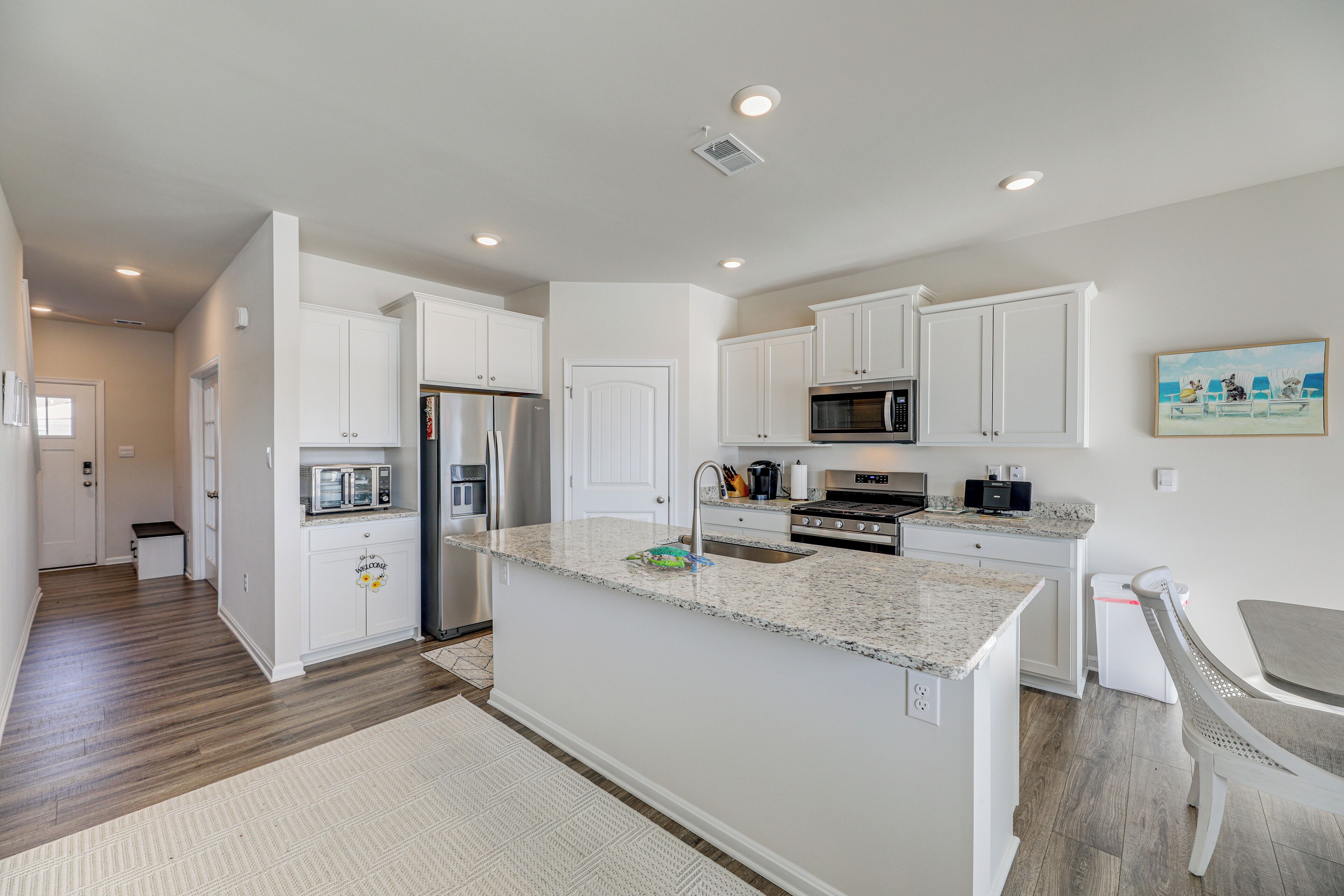 Kjøleskap, mikrobølgeovn, kokeplater og oppvaskmaskin