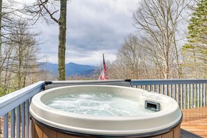 Outdoor spa tub - Family-Friendly Perks! Secluded Tuckasegee Haven (Tuckasegee)