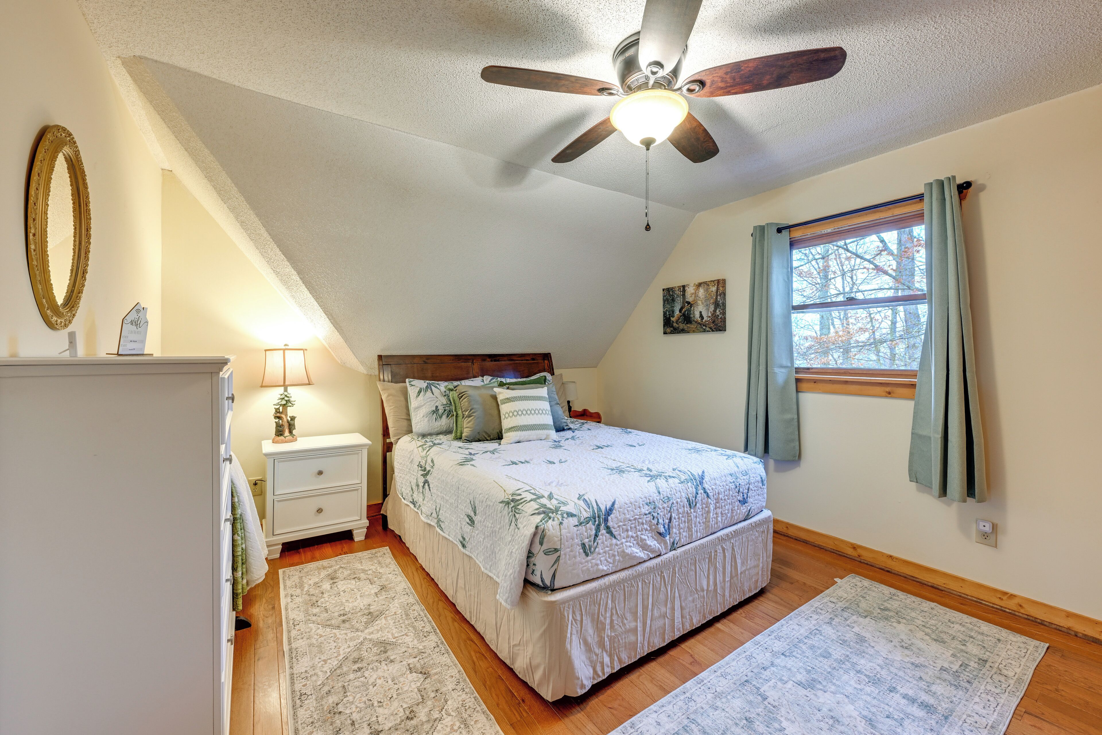 4 Schlafzimmer, Schreibtisch, Bügeleisen/Bügelbrett, Reisekinderbett