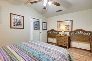 1 bedroom, iron/ironing board, Internet, bed sheets - Cowboy Casita in Wickenburg! Equestrian Getaway (Wickenburg)