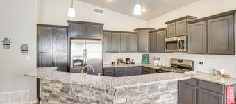 Near Parks & Venues: Upper Valley Family Home!