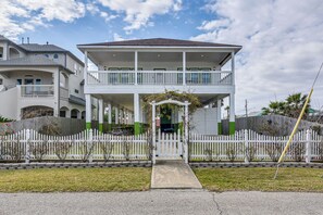 Exterior - Saltwater Pool! Epic Galveston Bay Group Getaway! (San Leon)