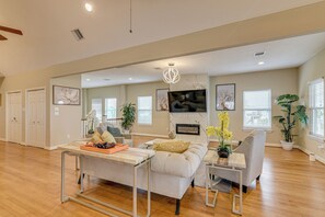 TV, fireplace, video games, books - Saltwater Pool! Epic Galveston Bay Group Getaway! (San Leon)
