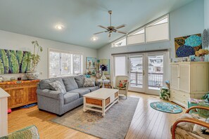 TV, books, stereo - Private Beach Access! Lake Michigan Family Getaway (Spring Lake)