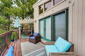 Terrace/patio - Private Beach Access! Lake Michigan Family Getaway (Spring Lake)