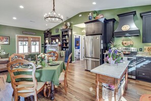 Dining - Nature Meets Nashville! Mtn-View Home in Hickman (Hickman)