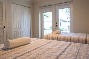 4 bedrooms, iron/ironing board, WiFi, bed sheets - Luxury Private Designer Residence Sleeps 8,Perfect Location Near All Attractions (Tampa)