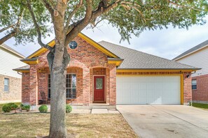 Exterior - 1 Mi to Lake Pflugerville! Charming Family Home (Pflugerville)
