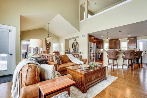 Lakefront Escape w/ Deck: 10 Mi to Ann Arbor!
