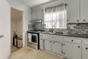 Fridge, microwave, stovetop, coffee/tea maker - Near Hospitals & Attractions: Richmond Getaway! (Richmond)