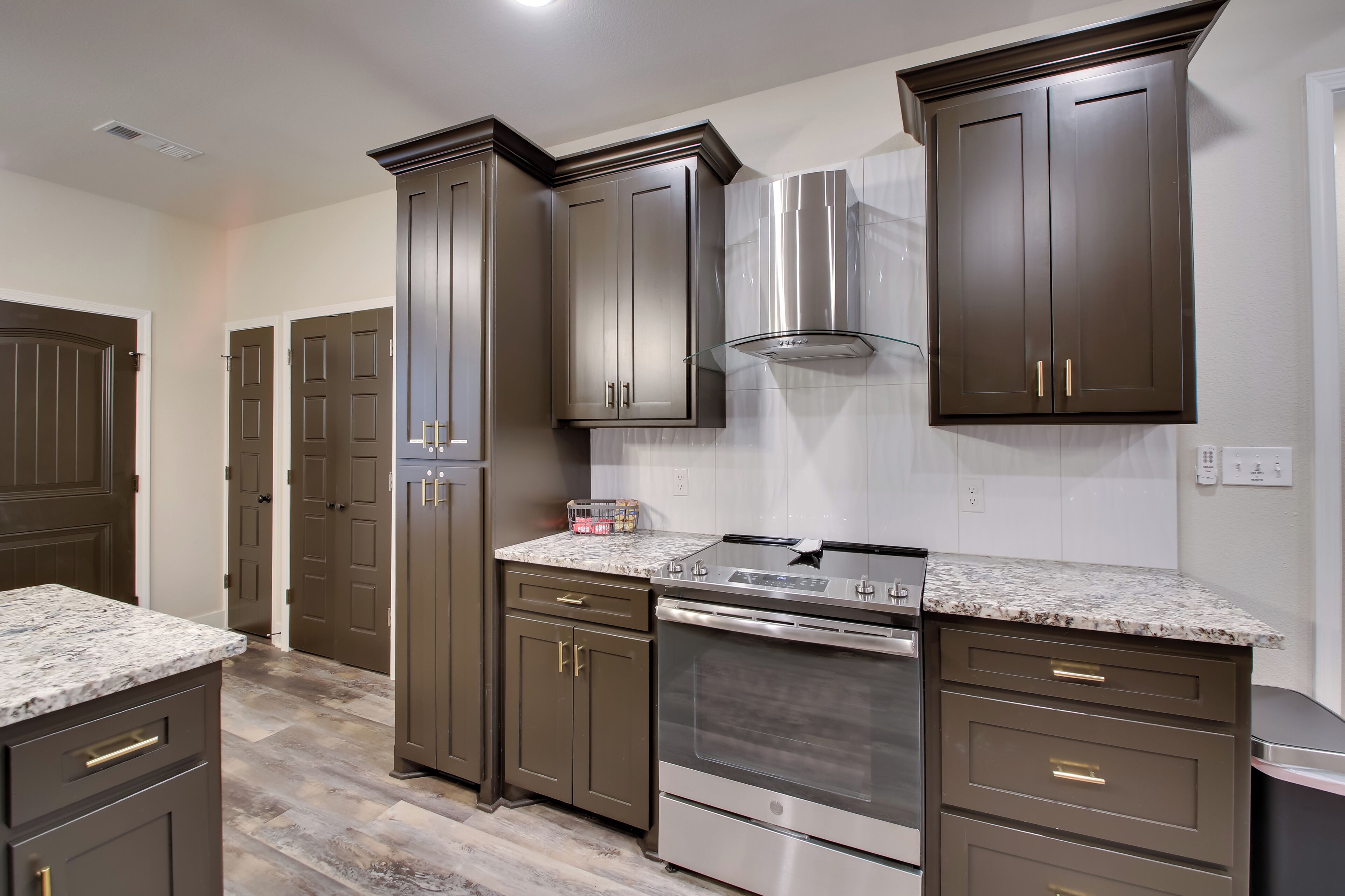 Frigorífico, microondas, placa de cocina y lavavajillas