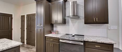 Frigorífico, microondas, placa de cocina y lavavajillas