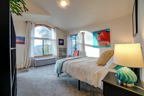 4 bedrooms, desk, iron/ironing board, Internet