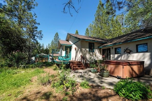 Ein Haus mit Whirlpool, Veranda und Garten.