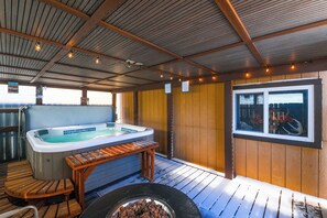 Indoor spa tub