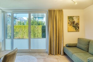 Living area - Cozy accommodation in a quiet location with a view of the Tyrolean mountains (Volders)