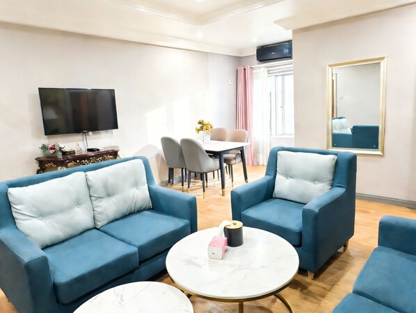 Luxury Suite, 1 King Bed, Private Bathroom, Garden View