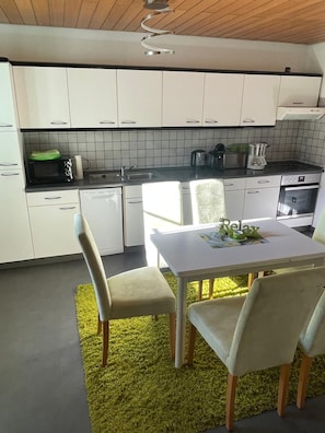 Fridge, microwave, oven, stovetop - Large 120sqm apartment -balcony side view to the stream-2 Bāder- nature & hiking (Witzenhausen)