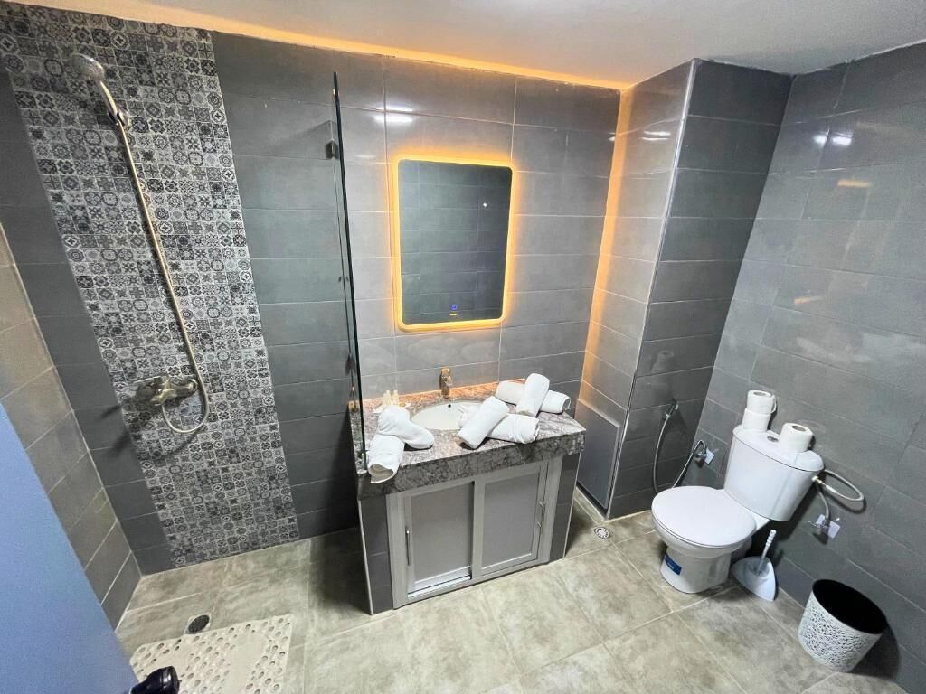 Chuveiro, toalhas de banho, sabonete, shampoo