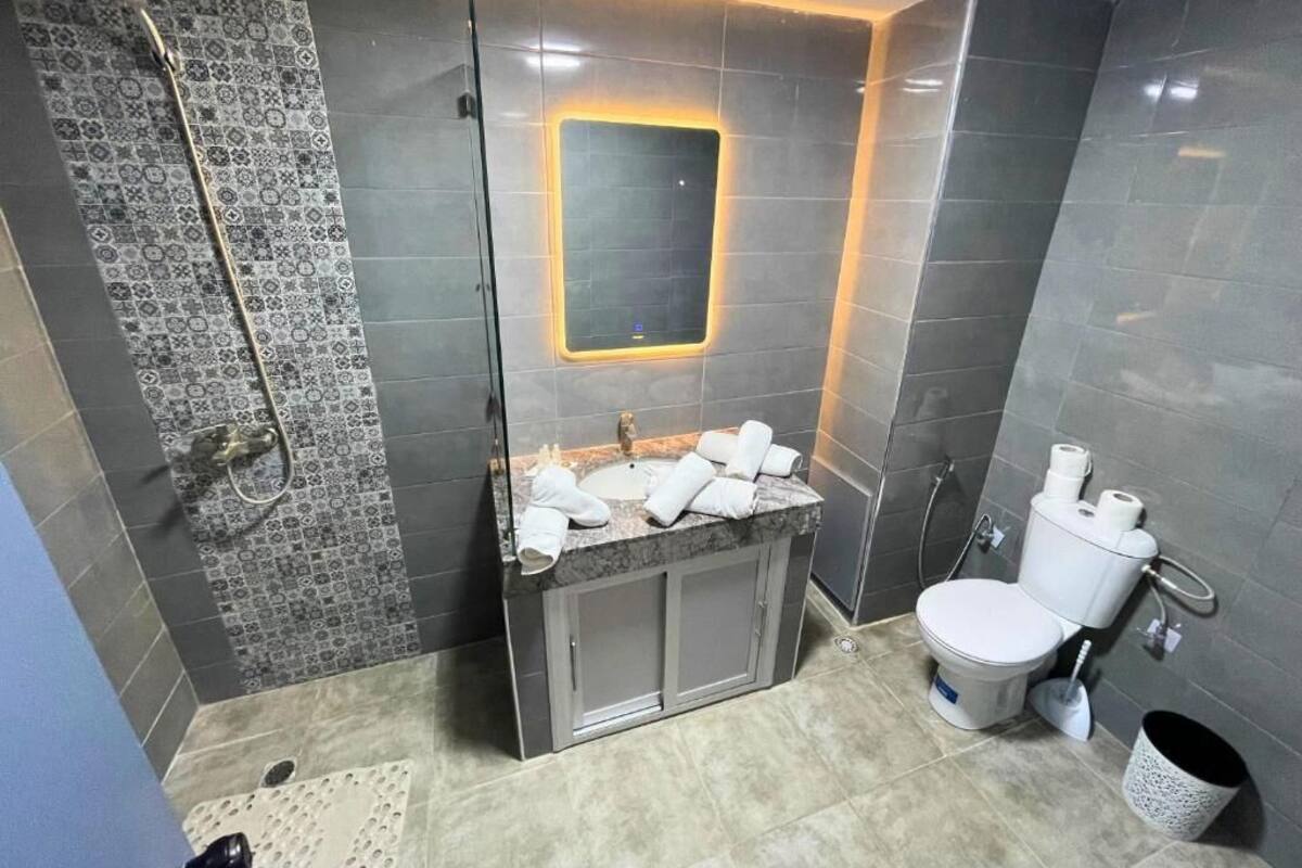 Chuveiro, toalhas de banho, sabonete, shampoo