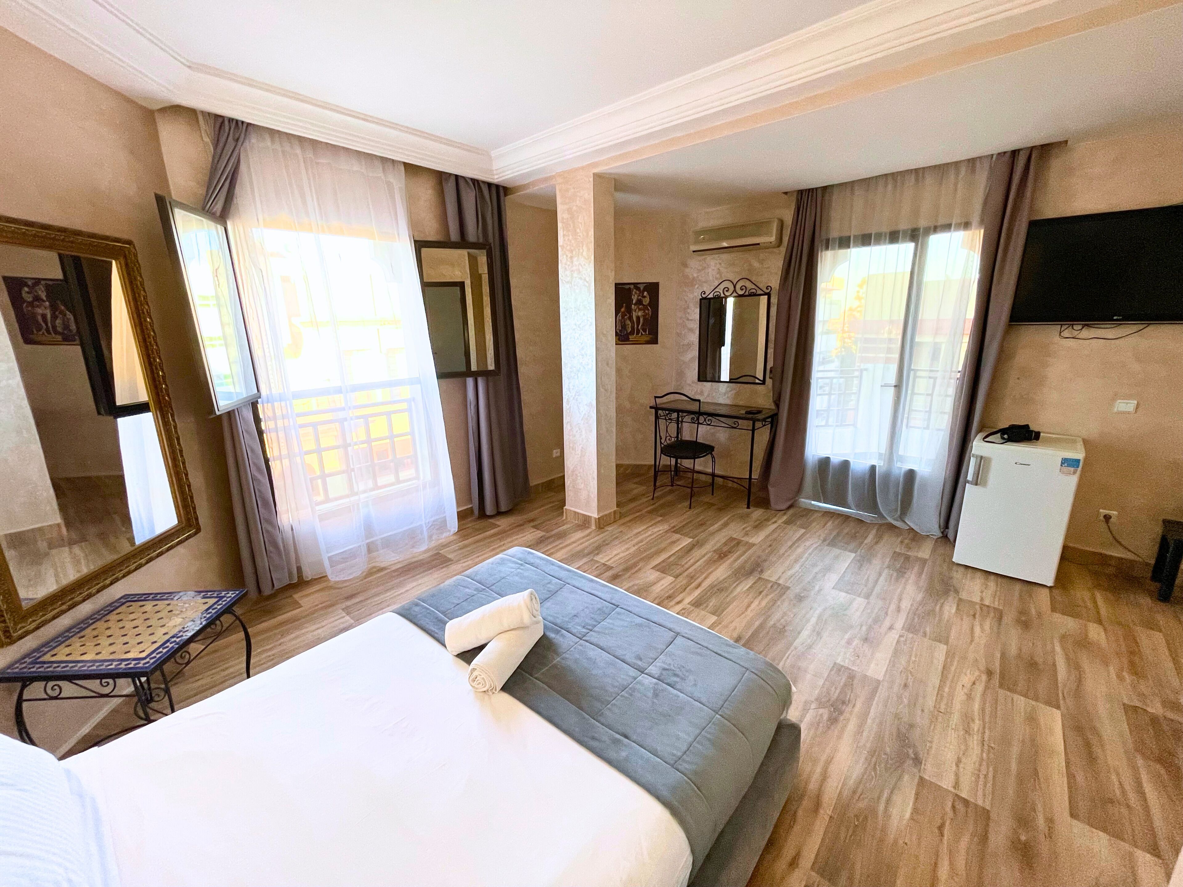 Suite Deluxe, baño privado, vista a la ciudad | Ropa de cama hipoalergénica y escritorio 