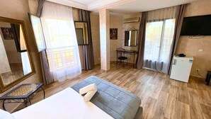 Phòng Suite Deluxe, phòng tắm riêng, quang cảnh thành phố | Bộ đồ giường kháng dị ứng, bàn, khu vực làm việc phù hợp cho laptop 