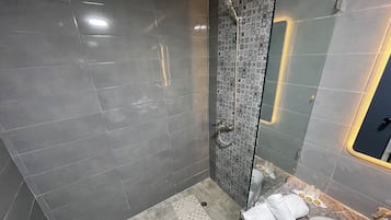 Chuveiro, produtos de toalete de grife, toalhas de banho, sabonete
