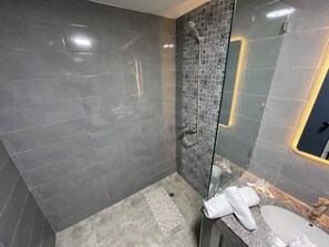 Shower, designer toiletries, towels, soap - Hotel Nouzha (Fès)