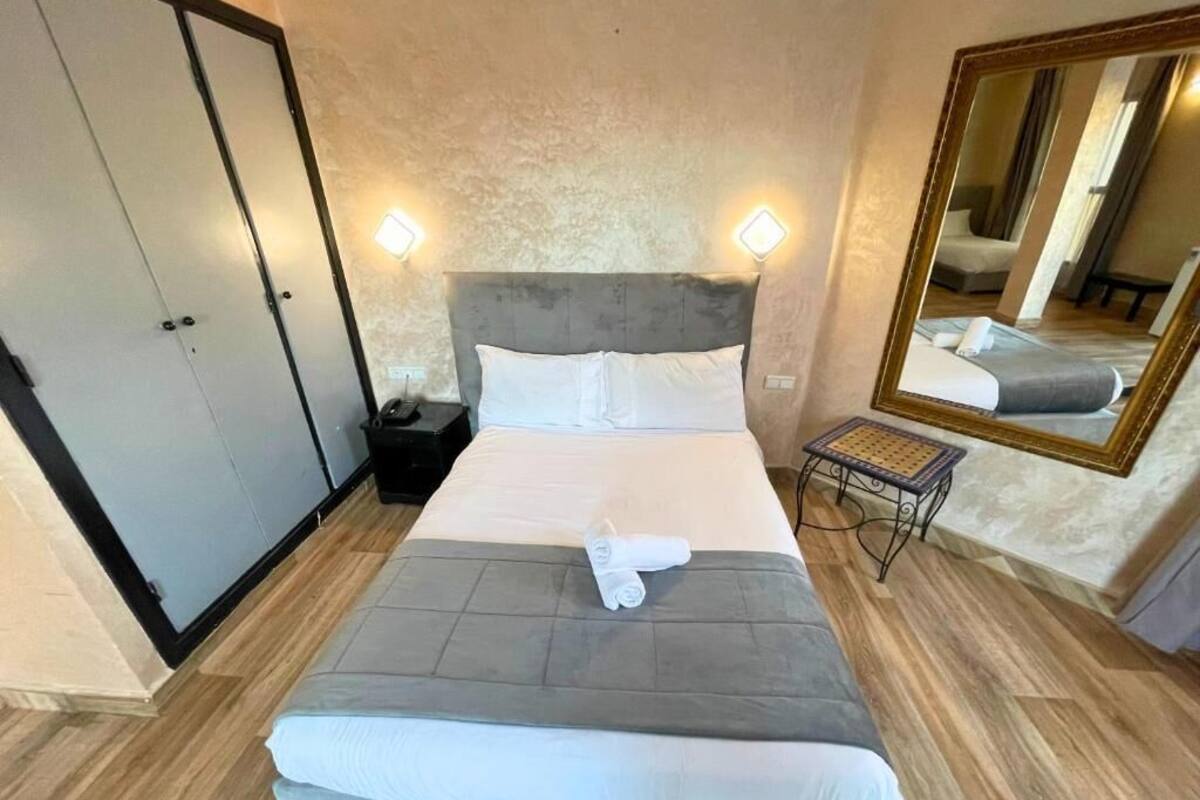 Quarto casal luxo, banheiro privativo, vista para a cidade | Escrivaninha, espaço de trabalho para notebook, Wi-Fi de cortesia