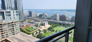 Klassiek appartement, balkon, uitzicht op meer