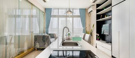 Deluxe Apartment, 1 Bedroom, City View | Private kitchen