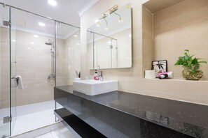 Deluxe appartement, 3 slaapkamers, uitzicht op stad | Badkamer | Een douche, gratis toiletartikelen, een haardroger, pantoffels