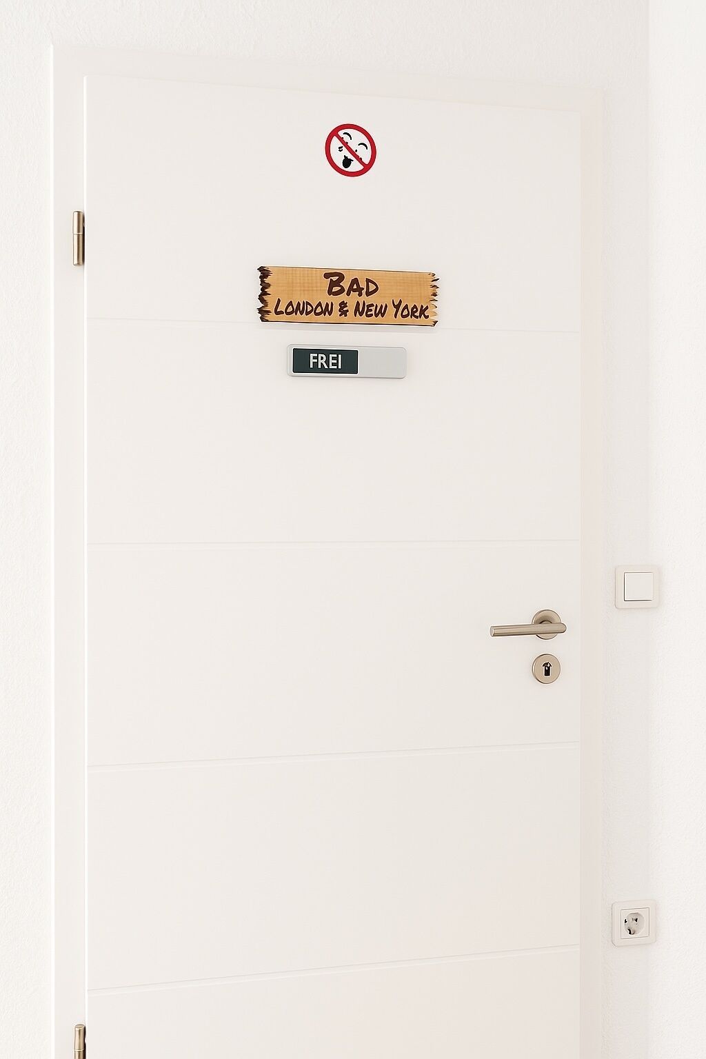 Una puerta blanca con un cartel de 'No Fumar', un cartel de 'Bad London & New York' y un cartel que dice 'Gratis'.