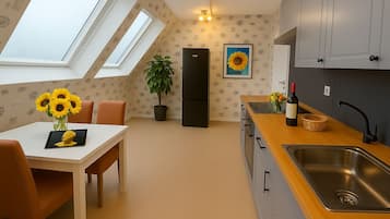 Comfort-Apartment, Küche, Stadtblick | Eigene Küche | Kühlschrank, Mikrowelle