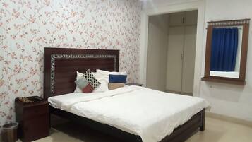 Double Room | Desk, laptop workspace, free WiFi, bed sheets