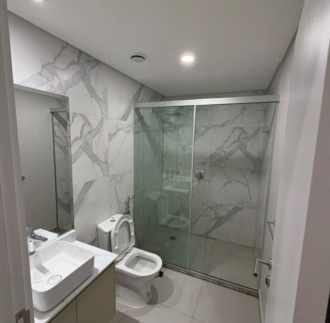 Chuveiro, toalhas de banho, sabonete, papel higiênico