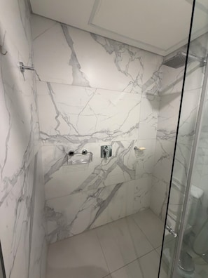 シャワー、タオル、石鹸、トイレットペーパー
