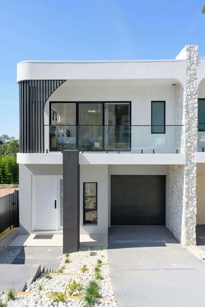 Exterior - Brand New Luxury Home Dundas Valley Olympic Park (Dundas Valley)