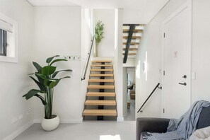 Interior - Brand New Luxury Home Dundas Valley Olympic Park (Dundas Valley)