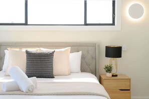 5 bedrooms, iron/ironing board, WiFi, bed sheets