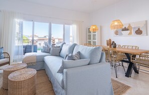 TV - Modern Luxurious 3-Bedroom Residence with Resort Amenities (Benahavís)