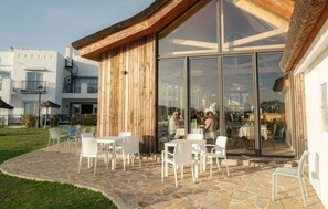Outdoor dining - Modern Luxurious 3-Bedroom Residence with Resort Amenities (Benahavís)
