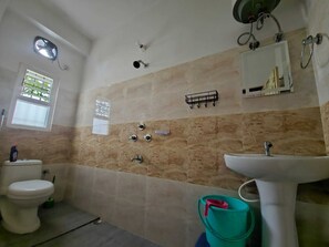 Quarto triplo | Banheiro | Chuveiro, toalhas de banho, sabonete, shampoo