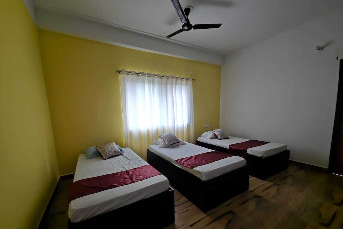 Triple Room | Free WiFi, bed sheets