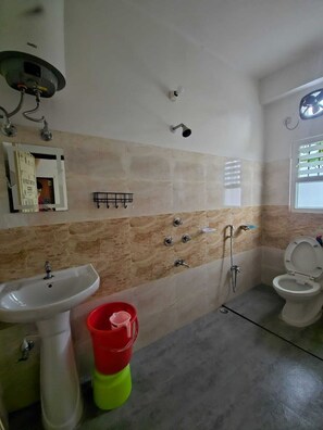 Triple Room | Bilik Mandi | Pancuran mandi, tuala disediakan, sabun, syampu