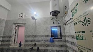 Chambre Deluxe | Salle de bain | Douche, serviettes fournies, savon, shampooing