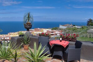 Outdoor dining - Apartment near Sea for Adults Only (Icod de los Vinos, Tenerife)