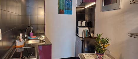 Fridge, microwave, stovetop, coffee/tea maker