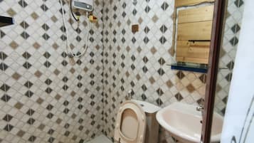Basic Single Room, Balcony | Bathroom | Shower, towels
